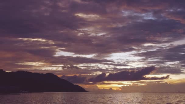 Sonnenuntergangslicht, das sich auf der Wasseroberfläche in der Nähe einer Hütte am Strand reflektiert, kri und monsuar island, raja ampat, West papua, Indonesien — Stockvideo