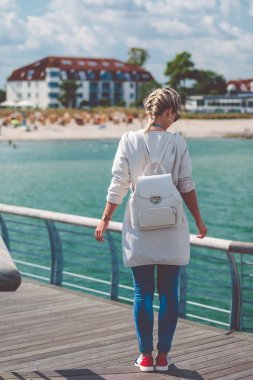 Woomen beach Travemuende Baltık denizde çatılı hasır sandalye ile yakınındaki rıhtımda. Travepromenade Travemunde, borough Lubeck, Almanya