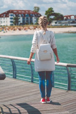 Woomen beach Travemuende Baltık denizde çatılı hasır sandalye ile yakınındaki rıhtımda. Travepromenade Travemunde, borough Lubeck, Almanya