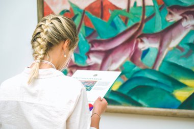 Hamburg, Almanya - 9 Temmuz 2017: Hamburg Sanat Müzesi. Jung kadın Resim Sergisi