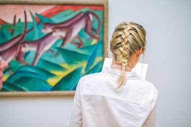 Hamburg, Almanya - 9 Temmuz 2017: Hamburg Kunsthalle Sanat Müzesi. Jung kadın Sergisi resim hakkında bilgi