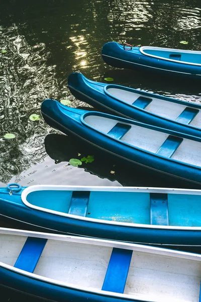 Barcos de canoa esperando por aluguel turístico no lago no parque municipal da cidade. Hamburgo — Fotografia de Stock