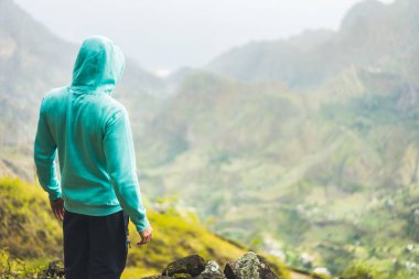 Dağlar, Paul Vadisi yol ile kırsal manzara önünde hoodie turist. Santo Antao Adası, Cape Verde