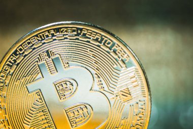 Altın Bitcoin parlak bir arka plan üzerinde. Yakın çekim