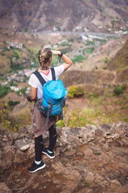 Kadın turist Arnavut kaldırımlı yolda pitoresk köy Coculi arıyorum. Santo Antao, Cabo Verde