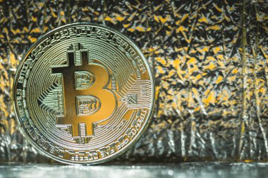 Yapısal bir arka plan üzerinde gümüş Bitcoin. Yakın çekim