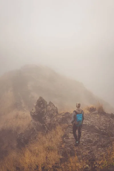 Женщина-турист на мощеной туманной тропе на горном гребне острова Санто-Антао, Кабо-Верде — стоковое фото