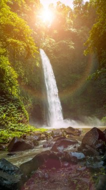 İnanılmaz Nungnung şelale ile güneş fişekleri, Bali, Endonezya