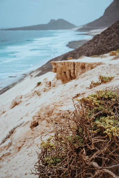 Kum tepeleri ve siyah volkanik dağlar sahil şeridi boyunca gizemli manzara. Baia Das Gatas. Calhau kuzeyinde, Sao Vicente Island Cape Verde