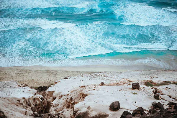 Kuriózní pohled na oceán azurové burácející, černé vulkanické kameny a mohutné písečné duny podél pobřeží. Severně od Calhau, Sao Vicente ostrov Kapverd — Stock fotografie