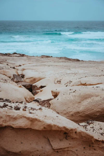 Surrealistisch zandduinen aan de Atlantische kust op Baia Das Gatas. Ten noorden van Calhau, Sao Vicente Island-Kaapverdië — Stockfoto