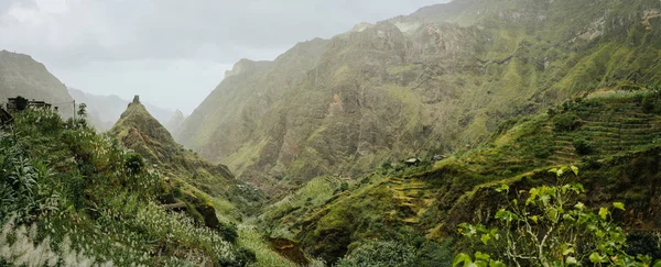 Пешеходный маршрут в долину Зо-Зо. Жесткие вершины и огромные горные стены вокруг ущелья. Местные дома, построенные на горном хребте. Санто-Антао-Айленд — стоковое фото