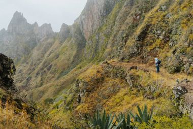 Kamera önünde anıtsal dağ sırtı ve Arnavut kaldırımlı yolda Xo-Xo Vadisi için dağ geçidi ile seyahat. Santo Antao Adası, Cape Verde