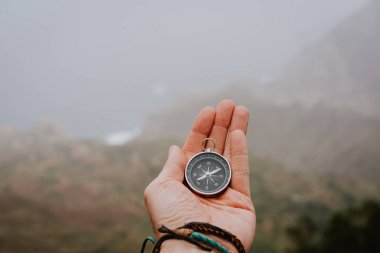 Doğru yönde anlamaya pusula bakarak. Sisli Vadisi ve arka plan dağlarda. Santo Antao. Cape Cabo Verde