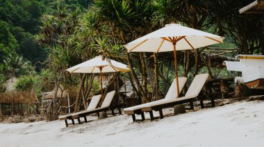 Şezlong Palms - Atuh Beach, Nusa Penida, Bali, Endonezya altında beyaz kum üzerinde