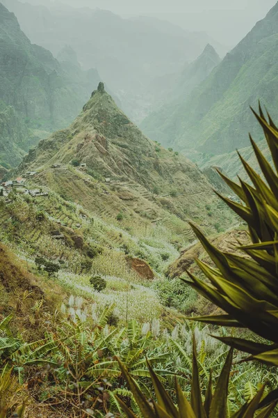 Lombo de pico in Xo-xo valley following trakking route 202 over Rabo Curto to Ribeira da torre. Santo Antao island, Cape Verde — Stock Photo, Image