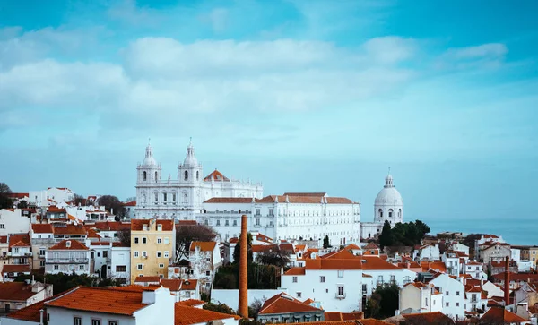 Rooftopspanorama av den äldsta stadsdelen Alfama i Lissabon, Portugal — Stockfoto