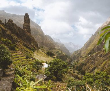 Pitoresk Kanyon Ribeira da Torre yemyeşil bitki örtüsü ile kaplı. Ekimi dik teraslı tepeler Muz ağaçları, şeker kamışı ve kahve. XO-Xo Vadisi Santo Antao Cape Verde Cabo Verde