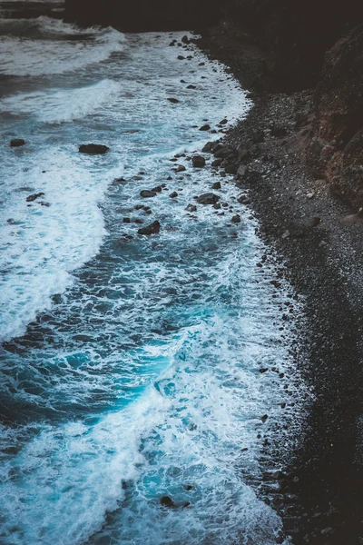 Durva loccsant hullámok lüktetett blöff meredek vulkáni partján. Trekking ösvény Ponto do Sol és Cruzihna között. Santo Antao zöld-foki Köztársaság — Stock Fotó