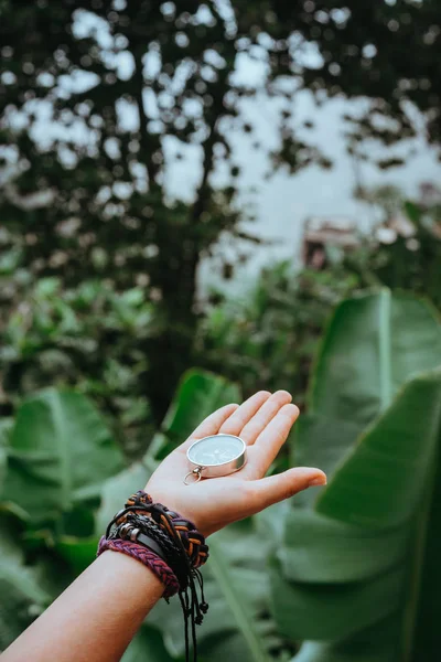 Mão com bússola na exuberante selva tropical — Fotografia de Stock