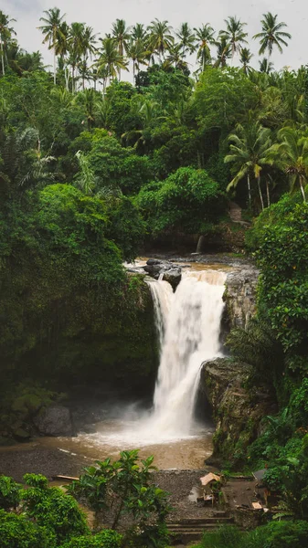 Cascada de Tegenungan. Ubud en Bali, Indonesia — Foto de Stock