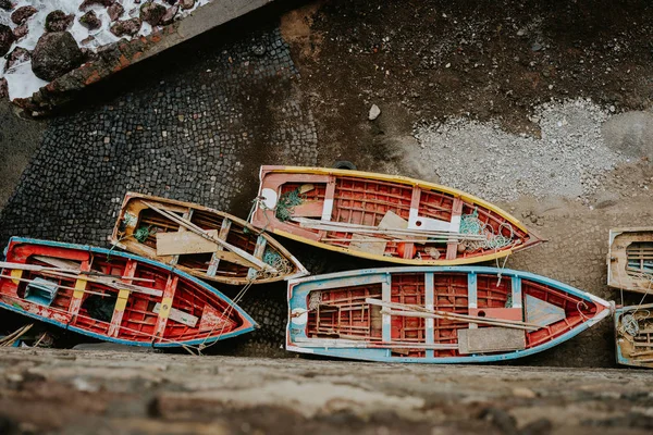 Barcos de pesca tradicionais locais sob shalter durante tempestade no oceano atlântico. Vista de cima, vista de cima para baixo. Sinagoga localização na ilha de Santo Antão. Cabo Verde — Fotografia de Stock