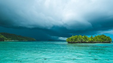 Güzel mavi Lagoone kısa bir süre önce fırtına, Gam Adası, Batı Papua, Raja Ampat, Endonezya