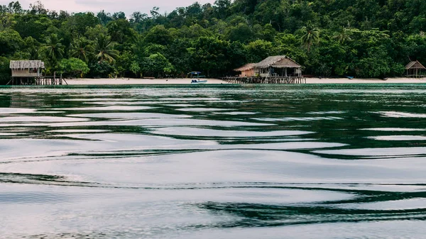 Cabañas de bambú en las poblaciones de madera de una casa de familia, Gam Island, Papúa Occidental, Raja Ampat, Indonesia — Foto de Stock