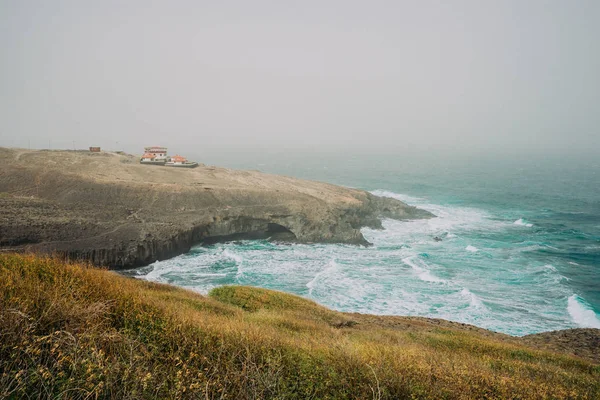 Santo antao, cape verde - cruzinha da garca. Küste mit Klippen und atlantischen Meereswellen — Stockfoto