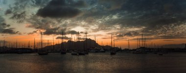 Renkli şafak Mindelo hardor dağda Monte Cara üzerinde. Sao Vicente Cape Verde