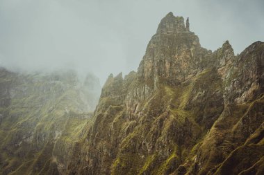 Xo-xo ve Paul ile yemyeşil çimenler büyümüş Valley arasında sert engebeli dağ zirveleri. Santo Antao Adası, Cape Verde