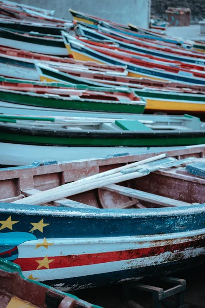 Barcos de pesca locais multicoloridos esperando na costa de bom tempo. Ponta do Sol Santo Antão Cabo Verde — Fotografia de Stock