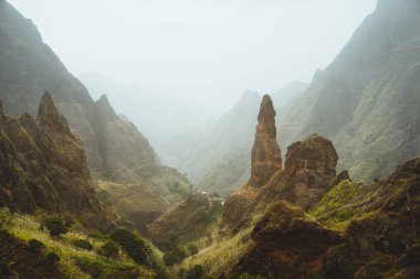 Pitoresk Kanyon Ribeira da Torre Sahara getirdiği kum toz kaplı. şeker kamışı, kahve ve diğer yetiştirme teraslı sarp tepeler üzerinde büyür. XO-Xo Vadisi Santo Antao Cape Verde Cabo Verde