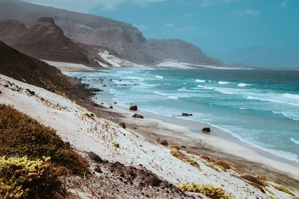 Çorak engebeli volkanik kayalıklarla ve kum tepeleri üzerinden çarpıcı görünüm. Büyük düz kıyı şeridi. Baia Das Gatas. Calhau kuzeyinde, Sao Vicente Island Cape Verde