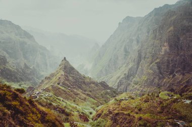 Verimli Xo-xo Vadisi rüya gibi bir atmosferde. Blöf yeşil dağ yamaçları ve kayaların doğal manzara. Santo Antao cape Verde