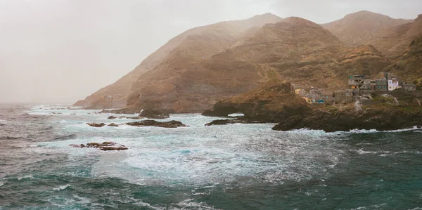 Volkanik sahil şeridi blöf. Sonbahar deniz köpüğü ve dik yamaçları ve güneş ışığı toz nüfuz. Ponta do Sol Santo Antao Cape Verde trekking iz — Stok fotoğraf