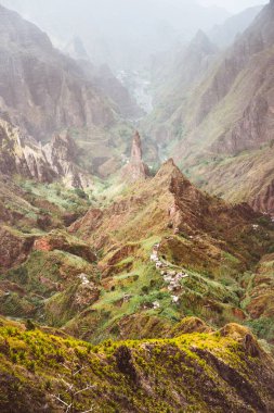 Xo-Xo tepe vadi. Yemyeşil çim büyümüş engebeli dağ Radge idi. Santo Antao Adası, Cape Verde Cabo Verde