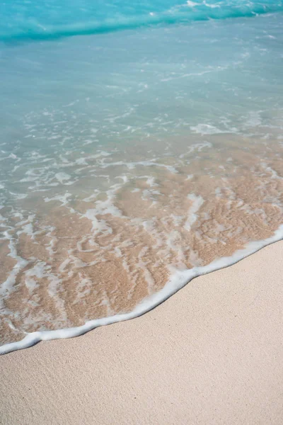 Onda azul transparente do oceano rolando para a praia de areia com água azul. Espuma de onda branca na frente — Fotografia de Stock