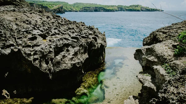 Ángeles Billabong, hermosa formación de acantilados con piscina amarilla, lugar extraño, Nusa Penida Bali Indonesia — Foto de Stock