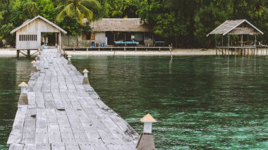 Dalış istasyonu - Kri Adası iskele. Clound Gam arka planda yukarıda. Raja Ampat, Endonezya, Batı Papua
