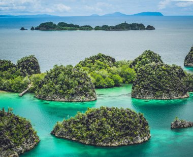 Painemo, sığ mavi lagün su, Raja Ampat, Batı Papua, Endonezya küçük ada grubu