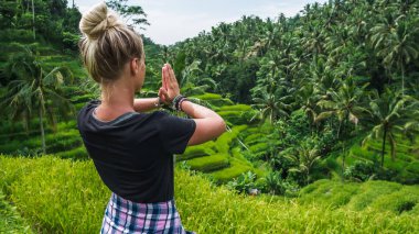 Erkek Tegalalang pirinç Teras, Ubud, Bali, Endonezya üzerinde meditasyon