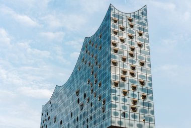 Hamburg, Almanya - 28 Mayıs 2017: Elbphilharmonie en iyi şekli ile onun tek beyaz windows, Hamburg, Almanya