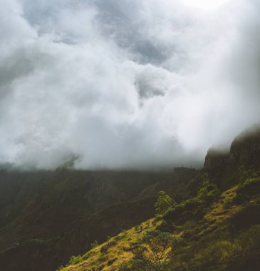 Cape Verde. Büyük dağ kenar ve yamaçları akan ve yeşil vadiye dökülmesini bulutlu sis ile çarpıcı sahne. Santo Antao Cape Verde Cabo Verde