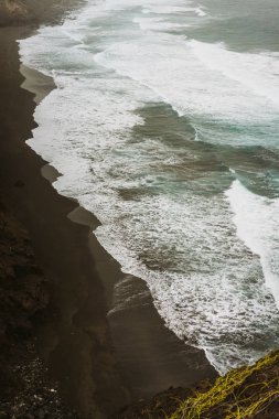 Kaba dalgalı vurma blöf dik volkanik kıyıya dalgalar. Ponto do Sol ve Cruzihna arasında trekking iz. Santo Antao Cape Verde