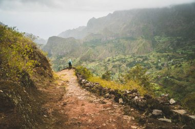 Adam zevk etkileyici mountainscape. Kurak Kanyon Vadisi genişletmek çok altında. Santo Antao, Cabo Verde