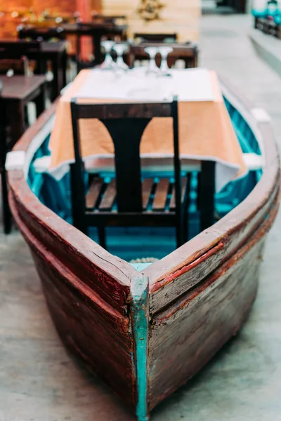 Interior de restaurante incomum: mesa de jantar no barco de peixe colorido. Ambiente marinho — Fotografia de Stock