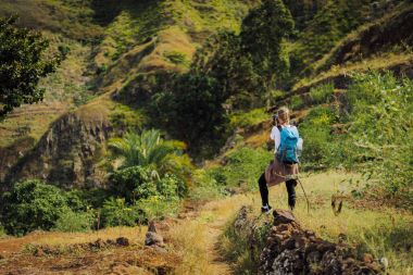 Kadın turist Cabo Verde mavi sırt çantası fotoğraf peyzaj dağlar Santo Antao Island, yapma ile