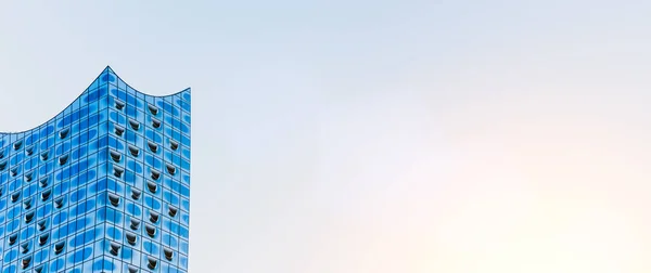 Гамбург, Германия - 8 апреля 2018 года: Высшая форма Эльбфилармонии, Панорамное голубое небо, с сиреневым солнечным светом и вспышками, Гамбург, Германия — стоковое фото