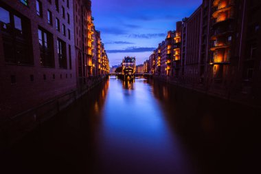 Depo bölgesi - alacakaranlık Speicherstadt geniş bakış. Hamburg turizm dönüm noktası. Wandrahmsfleet görünümünü fener lambası ışığında. Hamburg liman Hafencity çeyrek içinde